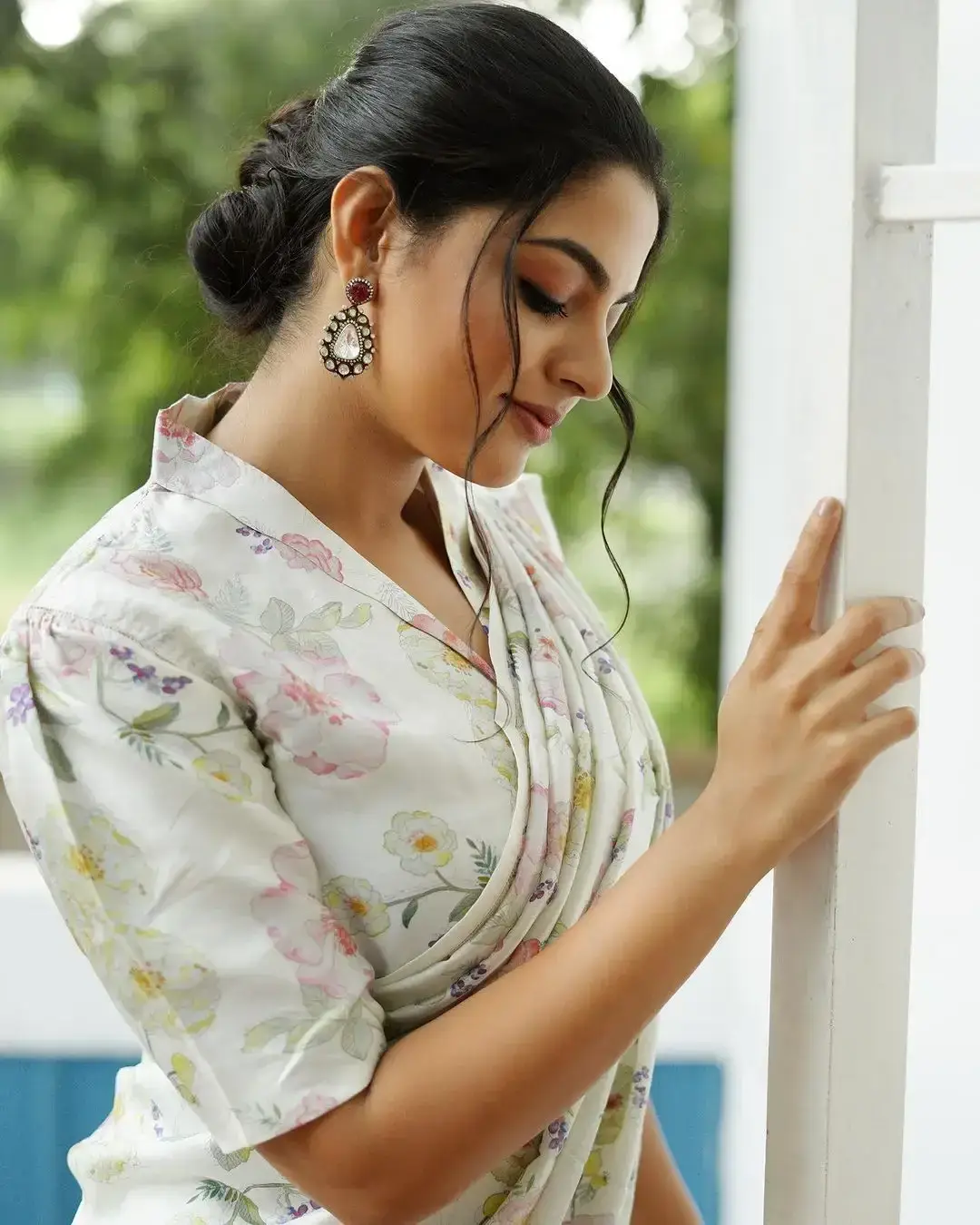 INDIAN ACTRESS NIKHILA VIMAL IN TRADITIONAL WHITE SAREE